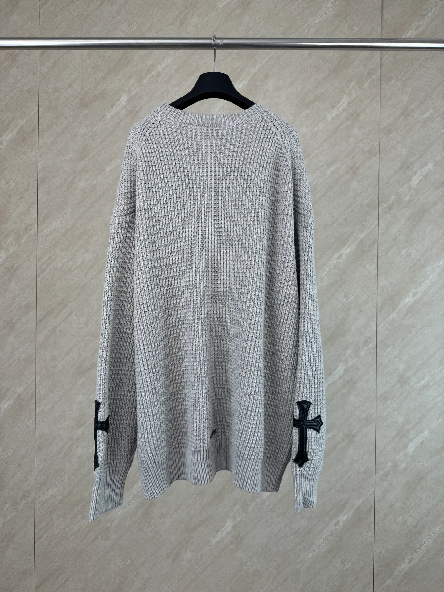 P570 Chrome Hearts cashmere waffle sweater size s m l The main body fabric is made of custom-woven and dyed cashmere and mulberry silk blended yarn. The whole dress takes nearly 200 minutes. The Chrome Hearts cross leather on both sides of the sleeves is genuine sheepskin. The hardware and cross sheepskin are all hand-sewn. The labor cost is extremely high. The back hardware accessories are molded and made to order. They are aged and oxidized.
